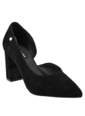 Calzado negro de cuero gamuzado femenino, punta alargada y detalle metálico sutil, ideal para atuendos minimalistas.