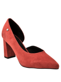 Elegante zapato rojo de cuero gamuzado, diseño minimalista para mujer, con detalle metálico sutil en el costado.