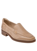 Zapato de mujer en cuero camel, diseño minimalista y elegante, ideal para ocasiones formales y casuales.