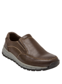 Zapato de cuero café estilo mocasín para hombre, casual y funcional, sin cordones, adecuado para combinar con jeans.