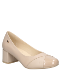 Zapato de cuero beige para mujer, diseño liso que resalta el contraste con la brillante puntera de charol.