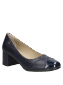 Elegante zapato azul de cuero para mujer, ideal para ocasiones formales, con un contraste entre la puntera y el cuerpo liso.