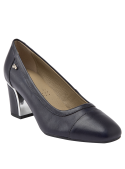 Calzado formal azul para mujer, hecho de cuero, que equilibra moda y funcionalidad en eventos corporativos.