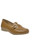 Mocasín de cuero café para mujer, cómodo y fácil de poner, combina con faldas midi o vestidos casuales.
