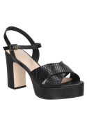 Tacón grueso y plataforma de sandalia negra de cuero, combinable con vestidos vaporosos o pantalones de tela.