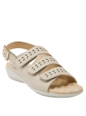 Sandalia casual de cuero taupe para mujer, con correas anchas perforadas. Ideal con jeans o vestidos veraniegos.