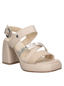 Sandalia de cuero beige para mujer con tacón cuadrado y correas anchas, ideal para ocasiones semiformales y climas cálidos.