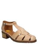 Sandalia de cuero camel para mujer, estilo gladiadora con tiras anchas y hebilla ajustable en el tobillo.