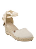 Alpargata beige mujer con cuña, diseño clásico y cintas al tobillo, ideal para estilo boho-chic.