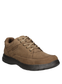 Zapato de cuero gamuzado café con forro textil, diseño resistente y cómodo para hombres.
