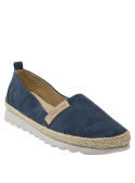 Alpargata de mujer en cuero azul, cómoda y ligera, con taco plano de 3.7 cm.