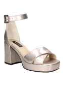 Sandalia de mujer en charol oro, elegante con tacón cuadrado y correa ajustable. Ideal para ocasiones formales.