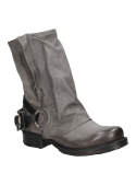 Botín de cuero gris para mujer, diseño bohemio con hebilla lateral, versátil para salidas informales o paseos citadinos.