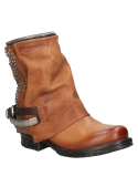 Botín de cuero camel para mujer, estilo robusto y moderno, con elementos decorativos metálicos.