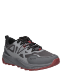 Zapatilla gris de hombre con diseño geométrico y suela antideslizante, ideal para paseos urbanos o actividades.