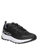 Zapatilla masculina de trail running en negro, mezcla de materiales sintéticos y textiles, look polivalente y dinámico.