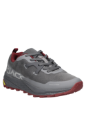 zapatilla deportiva gris para hombre, con patrón de agarre en la suela, ideal para encuentros al aire libre.
