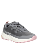 Zapatilla gris de mujer, diseño athleisure, versátil para el uso diario, combina con jeans y atuendos urbanos modernos.