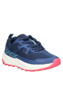 Calzado trail running azul para mujer, diseño moderno y funcional, versátil para combinar con atuendos casuales.