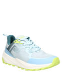 zapatilla celeste de mujer, diseño athleisure, combina moda casual con funcionalidad deportiva, adecuada para un look urbano.