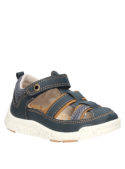 Calzado de niño estilo casual, color petróleo, con cierre de velcro y suela resistente, ideal para climas cálidos.