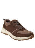 Zapatilla masculina en tonos café, combina cuero y textil, perfecta para salidas informales y comodidad diaria.