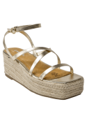 Elegante sandalia dorada de cuero estilo boho, ideal para climas cálidos, con plataforma y ajuste en el tobillo.