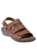 Sandalia de cuero café para mujer, estilo casual, correas perforadas para ventilación y cierre con hebilla ajustable.