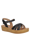 Sandalia negra de mujer con diseño moderno y plataforma casual, ideal para un look informal y versátil.