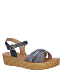 Sandalia azul de mujer estilo informal con plataforma y tiras entrecruzadas, perfecta para un look casual chic.