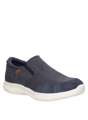 Zapatilla azul de hombre estilo informal, con diseño slip-on sin cordones, ideal para un look casual urbano.