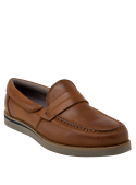 Zapato casual mocasín en cuero café, perfecto para reuniones informales y eventos sociales urbanos.