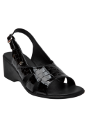 Sandalia de cuero negro con abertura delantera que permite frescura, perfecta para un día casual o reuniones informales.