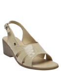 Calzado de cuero beige con abertura delantera que deja los dedos al aire, aportando frescura y estilo sofisticado.
