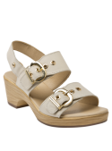 Sandalia de cuero beige con detalles de ojetillos metálicos y tacón ancho, ideal para un look urbano relajado.