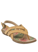 Elegante sandalia camel de cuero para mujer, estilo casual, perfecta para combinar con vestidos sueltos y faldas maxi.