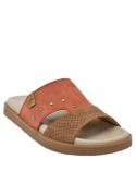 Calzado de cuero naranja para mujer con diseño minimalista, ideal para combinar con jeans o vestidos ligeros.