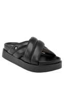 Sandalia casual de cuero negro con detalle metálico lateral, plataforma robusta que ofrece comodidad y estabilidad.