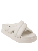 Calzado femenino en cuero blanco con plataforma robusta y diseño chunky, ideal para un look urbano y cómodo.