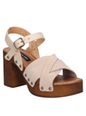 Calzado casual de cuero nude con diseño bohemio chic, correas cruzadas y hebilla metálica, ideal para un almuerzo con amigos.
