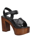 Sandalia casual para mujer en cuero negro, diseño de tiras cruzadas con nudo y plataforma, adecuada para cenas y salidas.