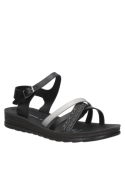 Sandalia negra de mujer con tiras cruzadas y detalles trenzados, suela cómoda y diseño ideal para ocasiones casuales.