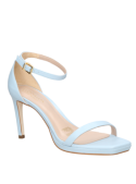 Sandalia celeste de cuero con diseño vanguardista, ideal para salidas nocturnas elegantes y eventos importantes.
