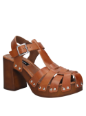 Sandalia de mujer en cuero café con plataforma, ideal para salidas casuales, diseño atrevido con remaches.