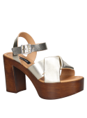 Sandalia dorada de mujer con plataforma, tacón cuadrado, tiras anchas cruzadas y nudo decorativo.