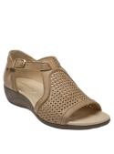 Sandalia camel de cuero para mujer, con hebilla ajustable lateral que combina estilo y funcionalidad para salidas informales.