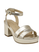 Sandalia oro de cuero con tiras anchas en el empeine y pulsera ajustable, perfecta para combinar con vestidos veraniegos.