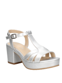 Elegante sandalia de verano en cuero plata, combinando altura y comodidad.