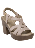Calzado casual de cuero beige con plataforma y taco ancho, ofrece estabilidad y elegancia con un pequeño adorno metálico.