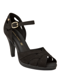 Tacón alto y delgado en sandalia negra de cuero, diseño peep toe que estiliza la figura y añade un toque sofisticado.